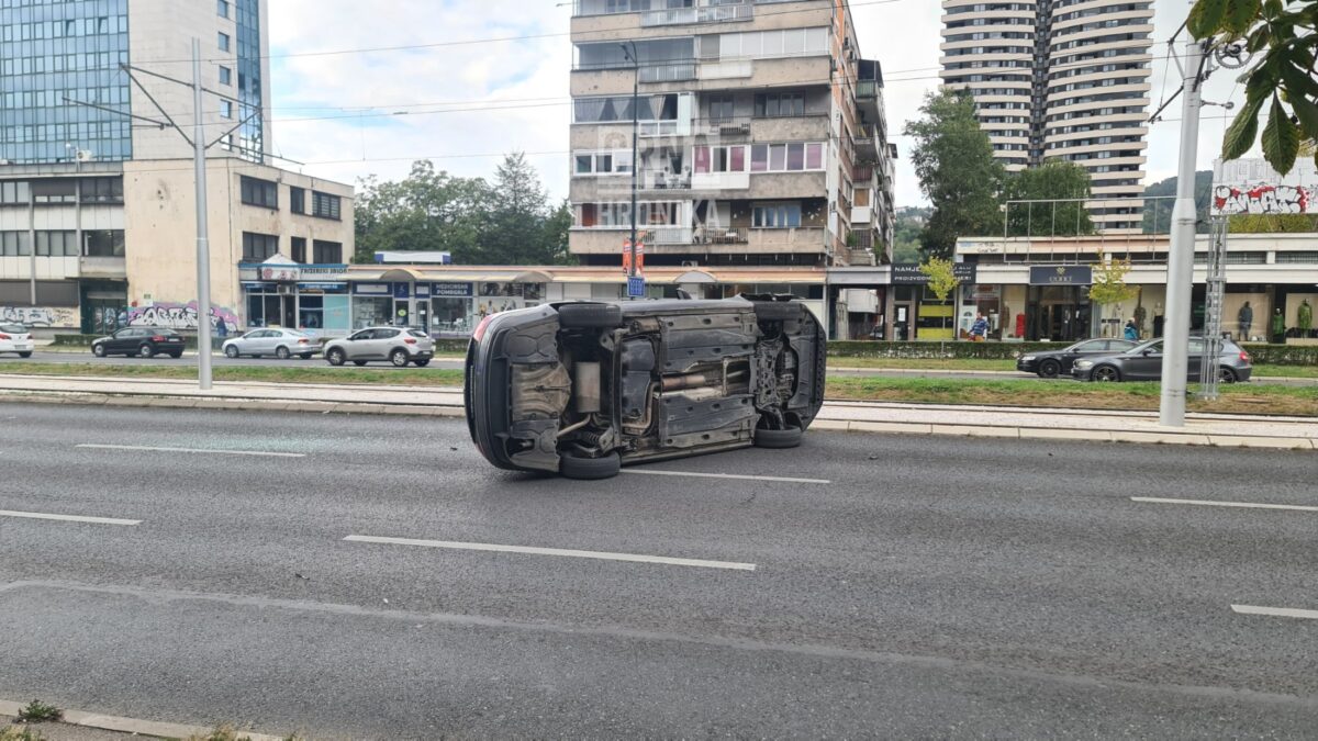 Saobraćajna nesreća na Socijalnom u Sarajevu: Ima povrijeđenih, prevrnuto vozilo