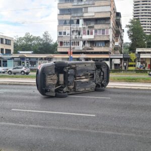 Saobraćajna nesreća na Socijalnom u Sarajevu: Ima povrijeđenih, prevrnuto vozilo