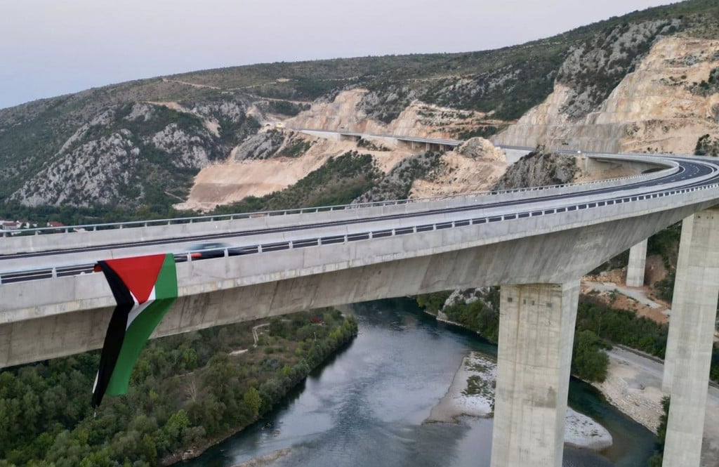 (VIDEO) Osvanula velika zastava Palestine na tek otvorenom mostu “Hercegovina”