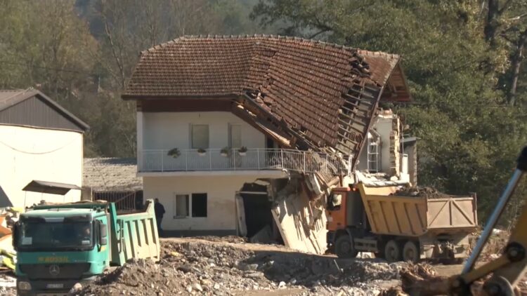 Pojedina naselja u Konjicu i dalje odsječena: 40 porodica ostalo bez krova nad glavom