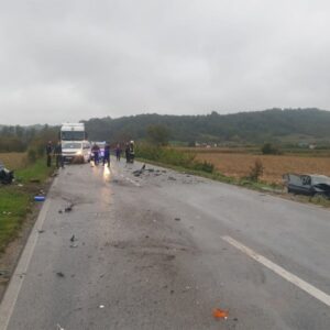 Tragedija kod Doboja: Jedna osoba poginula, druga teško povrijeđena u saobraćajnoj nesreći