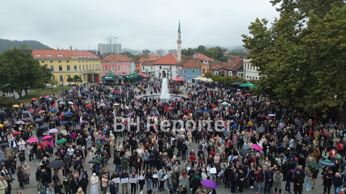 Održani protesti u Tuzli zbog stanja na UKC-u: “Dosta je!”