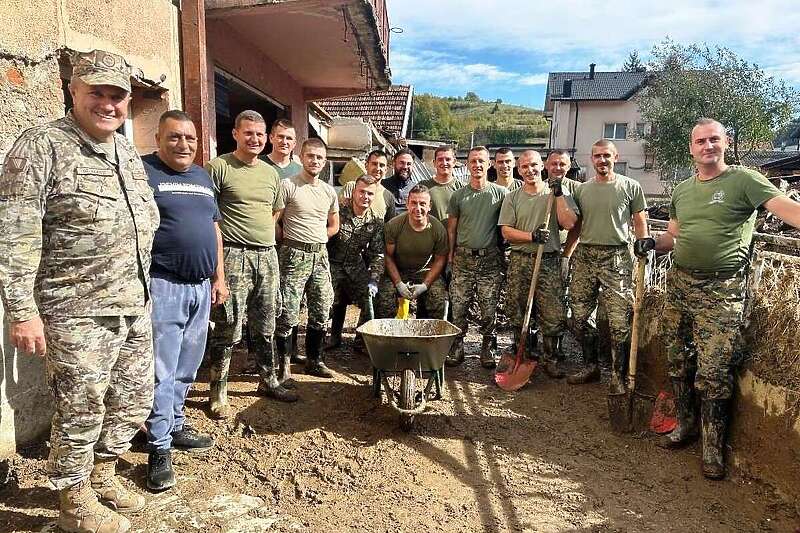 Oružane snage BiH osmi dan bez pauze pomažu unesrećenima poplavama