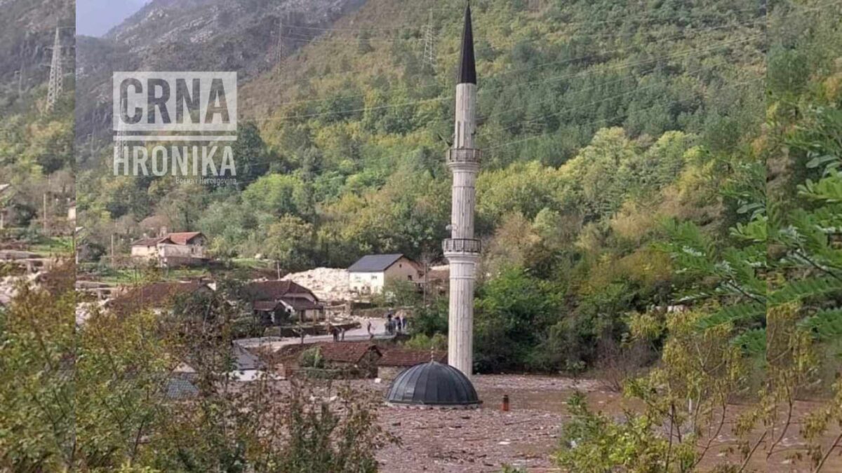 Potopljena i džamija u Donjoj Jablanici