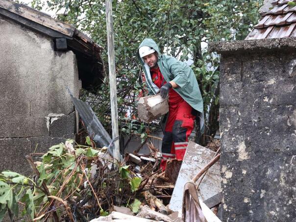 Civilna zaštita i dalje pokušava da se probije do Doljana!