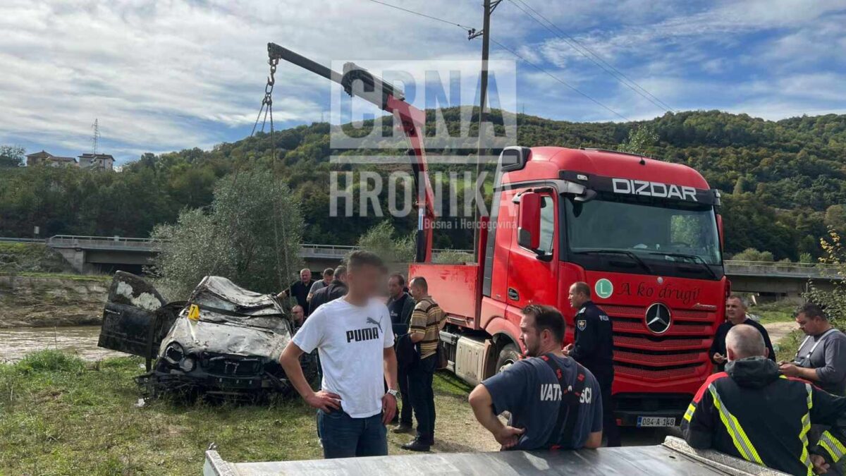 Izvlačenje Mercedesa iz rijeke Bosne trajalo 3 sati: “Auto bilo slijepljeno”