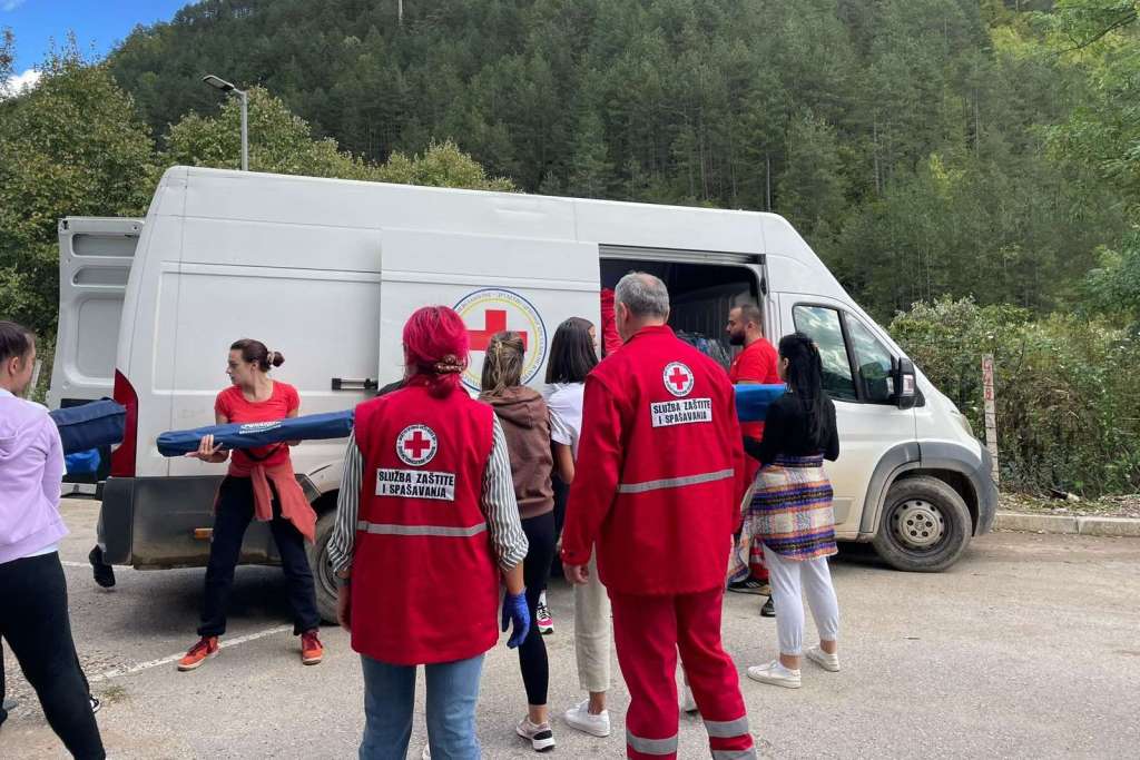 Teška situacija na poplavljenim područjima otežana potresnim prizorima