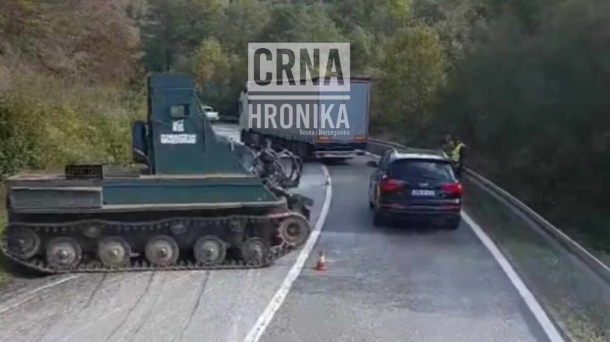 (VIDEO) Oklopno vozilo OS BiH palo sa labudice: Saobraćaj usporen na M18