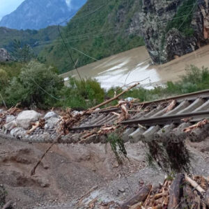 Pruga visi u zraku; Željeznice FBiH: Došlo je do ozbiljnog oštećenja pruge, obustavljen kompletan saobraćaj