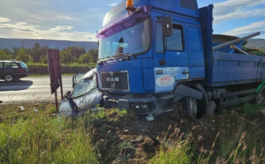 Kamion i automobil završili u jarku: “Jedna osoba završila u bolnici”