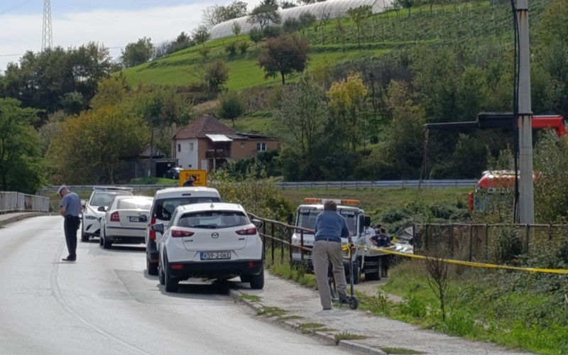 U automobilu koji je sletio u rijeku Bosnu bile tri djevojke i mladići iz Sarajeva, Visokog i Kiseljaka