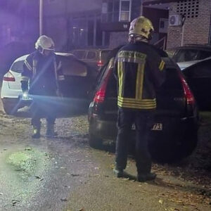 Zenica: Na tri lokacije jednog parkinga došlo do zapaljenja tri automobila